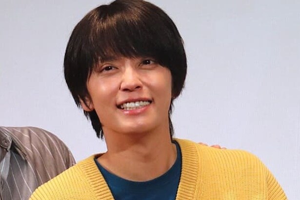 手越祐也、職員室でおどけるお茶目なオフショットに「生徒思いで可愛いとか反則！」の声＜ぼくたちん家＞