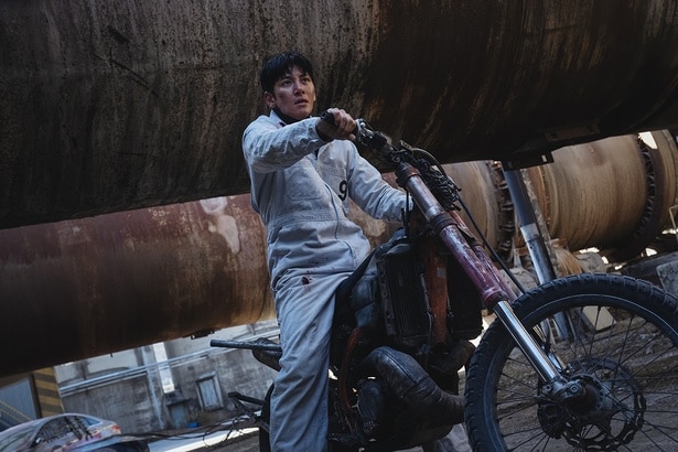 チ・チャンウクの“カメラ目線”ド迫力アクションに視聴者沸騰「目が離せない!」ド・ギョンスの狂気キャラも本領発揮<捏造された都市>