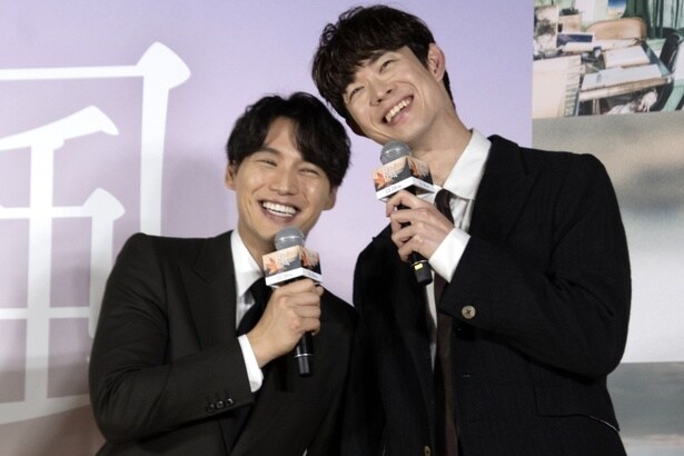 頭を寄せ合って”兄弟感”を出す福士蒼汰と宮沢氷魚