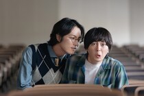 寝落ちした犬飼貴丈“モブ”に、富永勇也“松田教授”が囁く「特別講義するよ、僕の部屋で」＜絶対BLファイナル＞