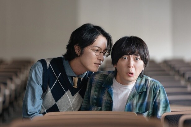 寝落ちした犬飼貴丈“モブ”に、富永勇也“松田教授”が囁く「特別講義するよ、僕の部屋で」＜絶対BLファイナル＞