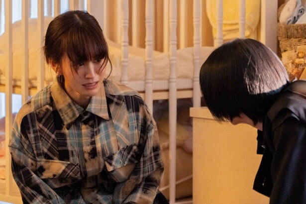 不倫スキャンダルをスクープされる俳優の妻を演じる前田敦子