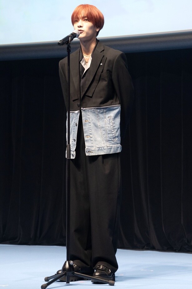 デニム生地が使われた黒の衣装で登壇した高橋恭平