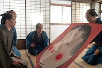 横浜流星“蔦重”の前に安田顕“源内”が作ったという凧を持つ井上芳雄“貞一”が現れる＜べらぼう＞
