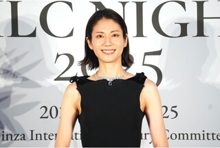 松下奈緒の恥ずかしがりながら美背中を披露するサービス精神に街ゆく人がどよめく