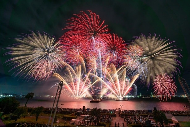 クリスマス音楽と花火がシンクロする“芸術花火”の祭典が千葉で初開催＜千葉Xmas芸術花火2025＞