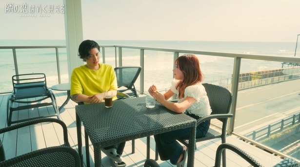 元アイドル、あざと顔の大胆アプローチにMC陣メロメロ「年下はありですか？」＜隣の恋は青く見える＞