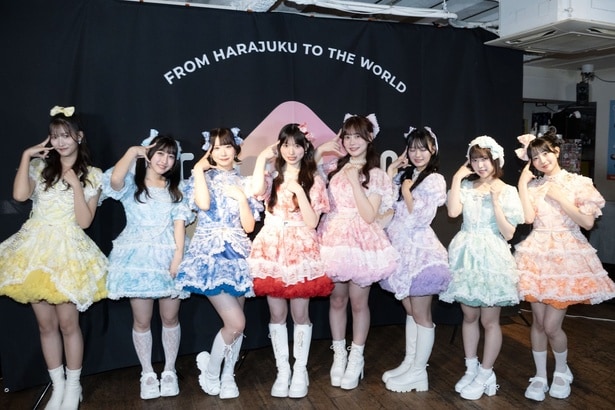 11月15日にデビューしたlog youの福本れみ、竹内月音、月代来実、久保怜音、小浜菜摘、松本玲奈、井出叶、山下うみ(写真左から)