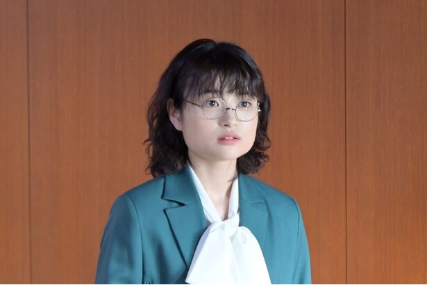 イケメン青年実業家・青城へのインタビューに臨むことになった日向子(奥山)