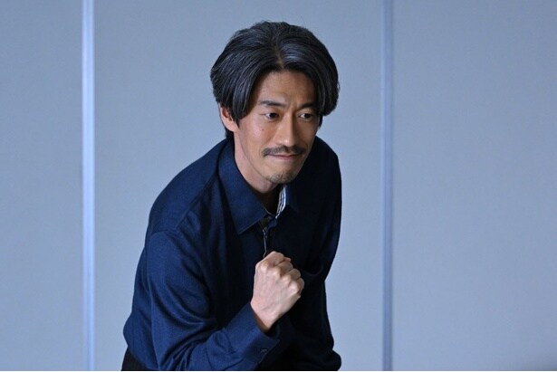 青城のインタビューを日向子に提案した先輩記者の村井(夙川)