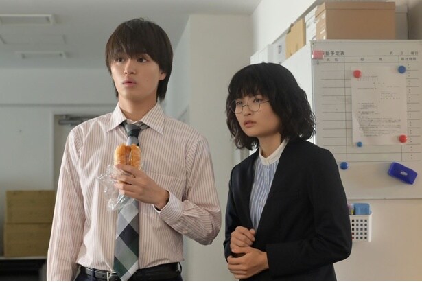 先輩記者の山吹が見知らぬ人物から怒鳴られているところを見た日向子(奥山)と阿久津(大倉空人)はビックリ