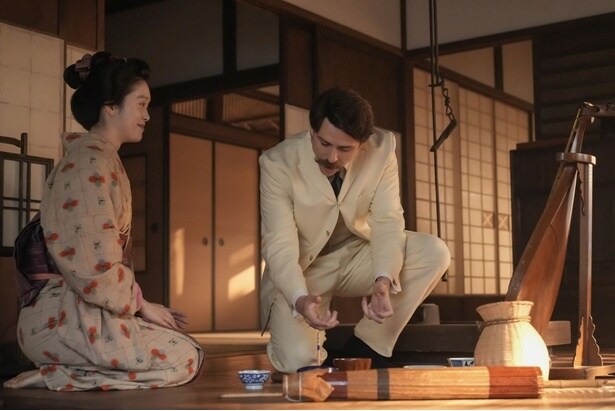 次第に心を通わせていくトキ(高石あかり)とヘブン(トミー・バストウ)