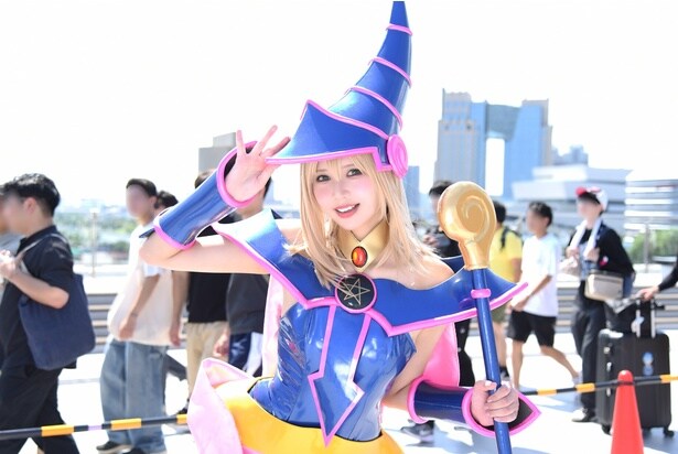 レースクイーン×レイヤーがブラック・マジシャン・ガールに…原作への愛が詰まった「遊☆戯☆王」コスプレ＜コミケ106＞