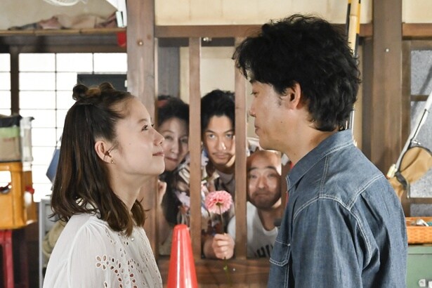 【写真】見つめ合う大泉洋“文太”と宮崎あおい“四季”