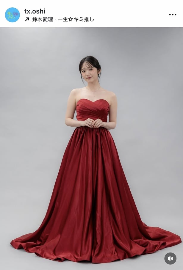 鈴木愛理、赤色のドレス姿が上品