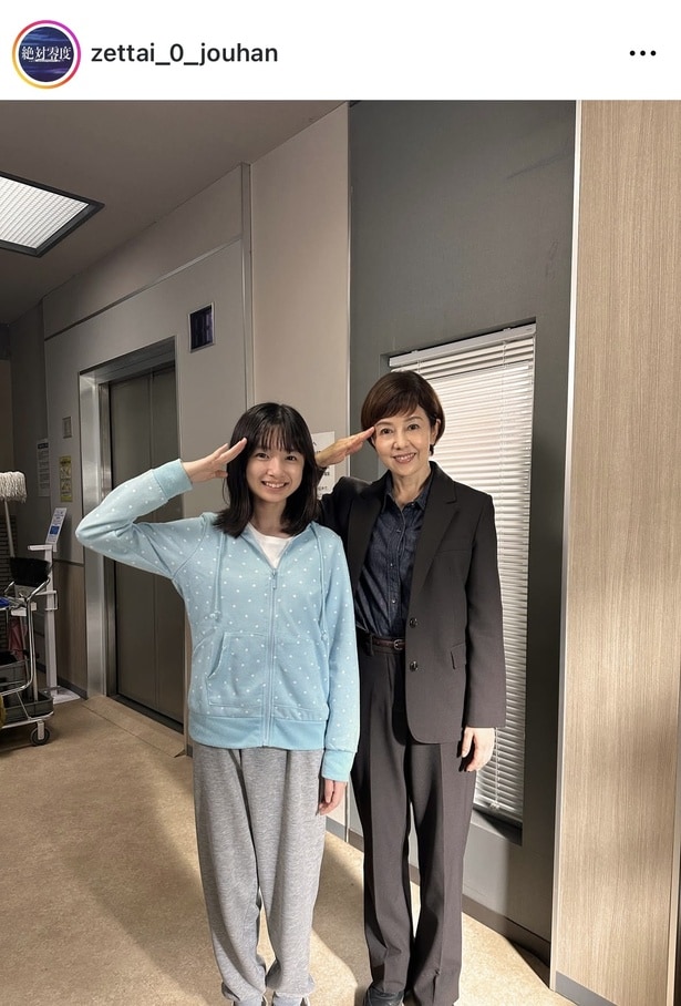 沢口靖子＆白山乃愛の敬礼2ショット