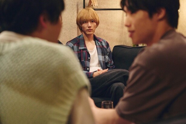 舞台の稽古で仲を深める新原泰佑“白崎”と夏生大湖“黒木“…そんな2人の姿に駒木根葵汰“羽山”は嫉妬心を燃やす＜２５時、赤坂で Season２＞