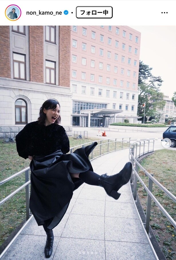 のん、開脚して“蹴り”を入れているオフショット