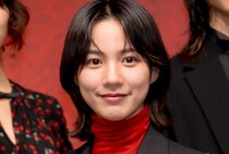 のん、開脚して“蹴り”を入れている「謎」のショットに「エレガント」「足がスゴい」と反響＜MISS KING / ミス・キング＞