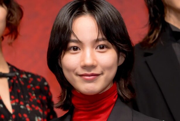 のん、開脚して“蹴り”を入れている「謎」のショットに「エレガント」「足がスゴい」と反響＜MISS KING / ミス・キング＞