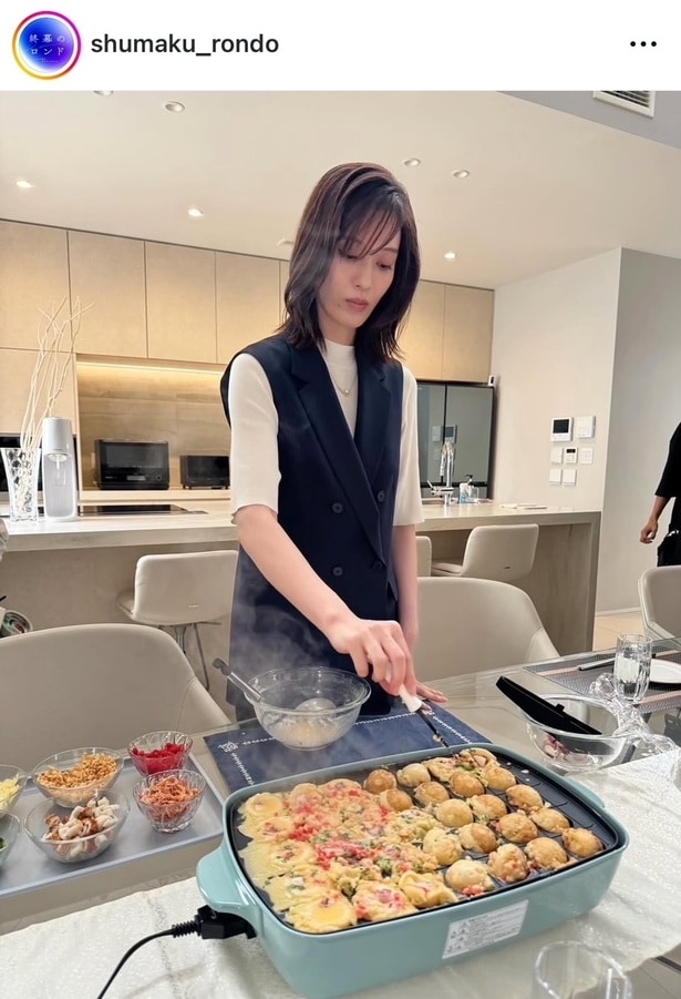  【写真】月城かなと、たこ焼き作りも様になって美しい