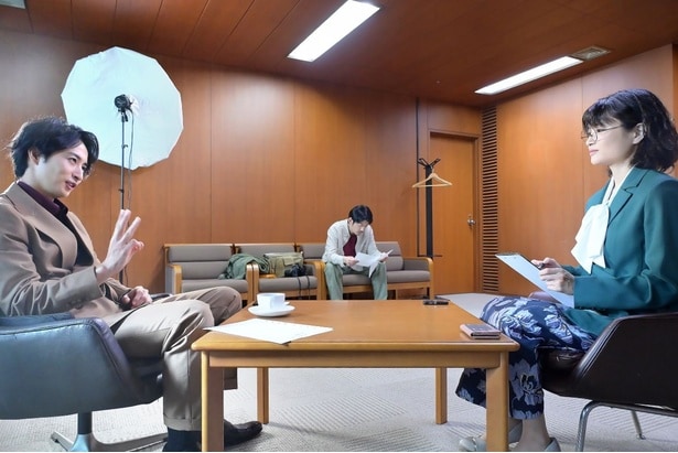 日向子(奥山)は、平静を装って青城(古屋)にインタビューする