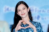 中条あやみ、真っ赤なドレスを着て、菊池亜希子とお茶目なポーズをするショットに「美しすぎて、やけどしそう」の声＜じゃあつく＞