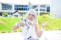 純白バニースーツの「NIKKE」ブラン…コスプレイヤー・七「衣装＆髪色になじむメークと光沢感にこだわり」＜コミケ106＞