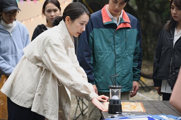 いなくなった児童の捜索でリーダーシップを発揮する薫(波瑠)