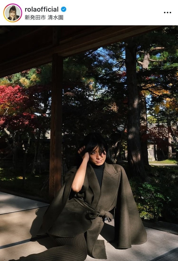 【写真】ローラ、秋の紅葉の中でダーク・ブラウンコーデの姿