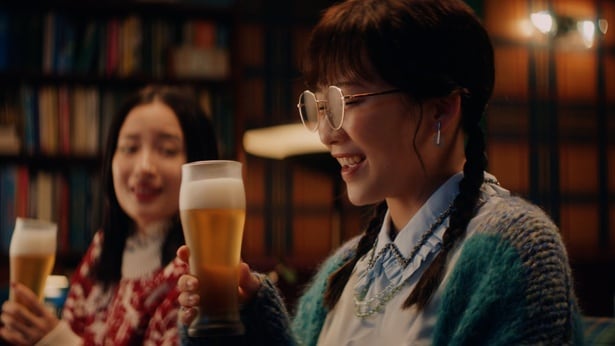 「ザ・プレミアム・モルツ」の新TV-CM「プレモル子ちゃん・同級生の話」篇より