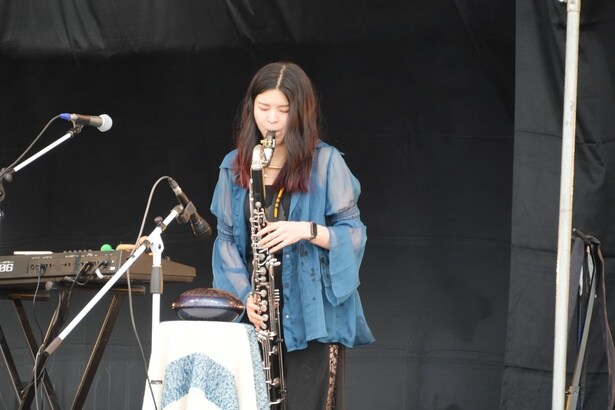 バスクラリネット奏者・八巻志帆、美しい音色と歌声で観客を魅了する“オープニングアクトの新境地開拓”