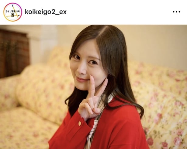 【写真】白石麻衣、頬にピースを添えて笑顔