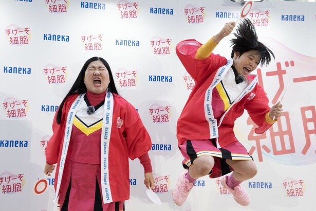 クイズに正解してジャンプして喜ぶまひる