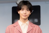 高杉真宙、騎乗で笑顔&ピースする姿に「ホープと佐木くんのコンビ最強」の声＜ザ・ロイヤルファミリー＞