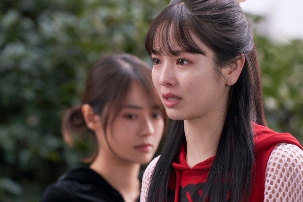 横田真悠“テルマ”「みんなを守る」と強い思いを持つ中、負い目がある弟登場で動揺＜推しの殺人＞