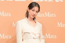 のん、全身ホワイトのダンディー＆女性らしいセットアップで登場「軽やかで力強い」エレガント論語る