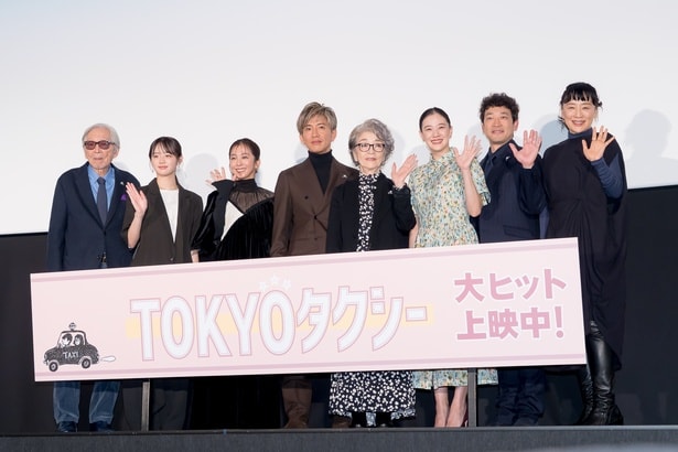 映画「TOKYOタクシー」の初日舞台あいさつの様子