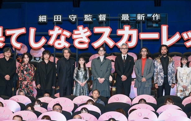 映画「果てしなきスカーレット」初日舞台あいさつより