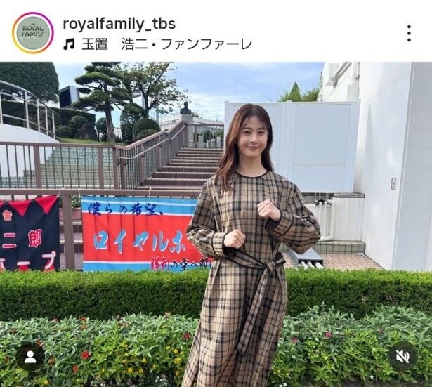 【写真】茶色のワンピース姿で小さくガッツポーズ