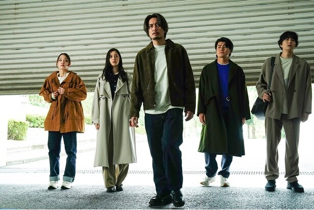 森本慎太郎“小山”、連絡が取れない森優作“羽立”の家で手掛かりを探る「自分たちを6人組だと思ってた、でも違った」＜良いこと悪いこと＞