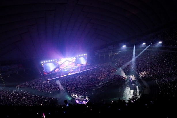 LE SSERAFIM・SAKURA、11年ぶりの東京ドームで「生まれ変わってもきっとアイドルの道を選ぶ」＜「2025 LE SSERAFIM TOUR ’EASY CRAZY HOT’」ライブレポート＞