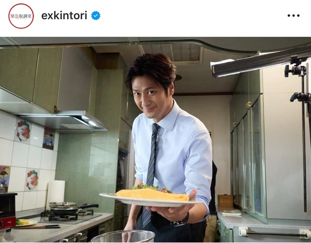  【写真】料理上手な速水もこみち、お手製のオムレツを手にスマイルショット