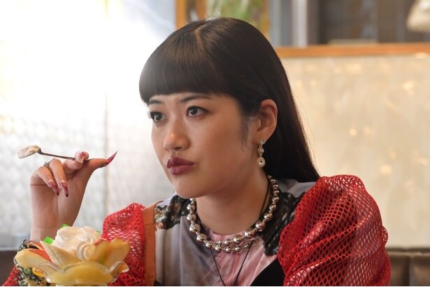 1人目の被害者と親友だったスタイリストの飯島(アサヌマ理紗)