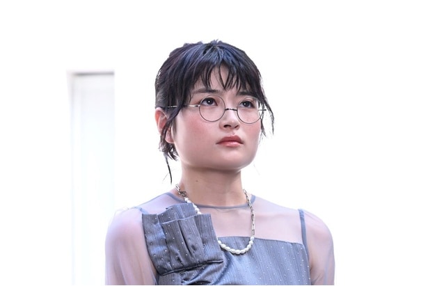 被害者の友人に会う為に婚活パーティーへ潜入する日向子(奥山)