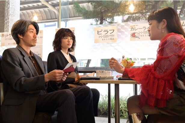 飯島(アサヌマ)から、“ニコちゃん”について聞く村井(夙川アトム)と日向子(奥山葵)