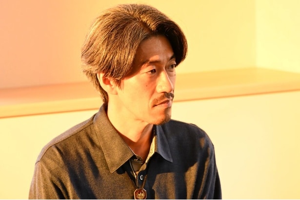 日向子に事件の全貌を説明する村井(夙川)