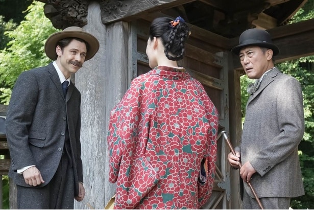 娘のヨリ(北香那)はヘブン(トミー・バストウ)に一目惚れ…