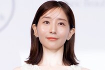 田中みな実、高嶋龍之介の目線に合わせる笑顔のピース写真に「素敵な親子ショット」の声＜フェイクマミー＞