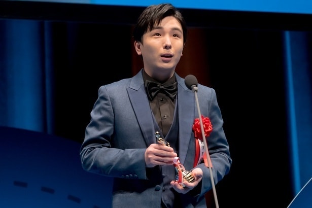 ちょんまげ姿の森優作、満面の笑みを浮かべるオフショットに「笑顔がかわいすぎる」の声＜良いこと悪いこと＞